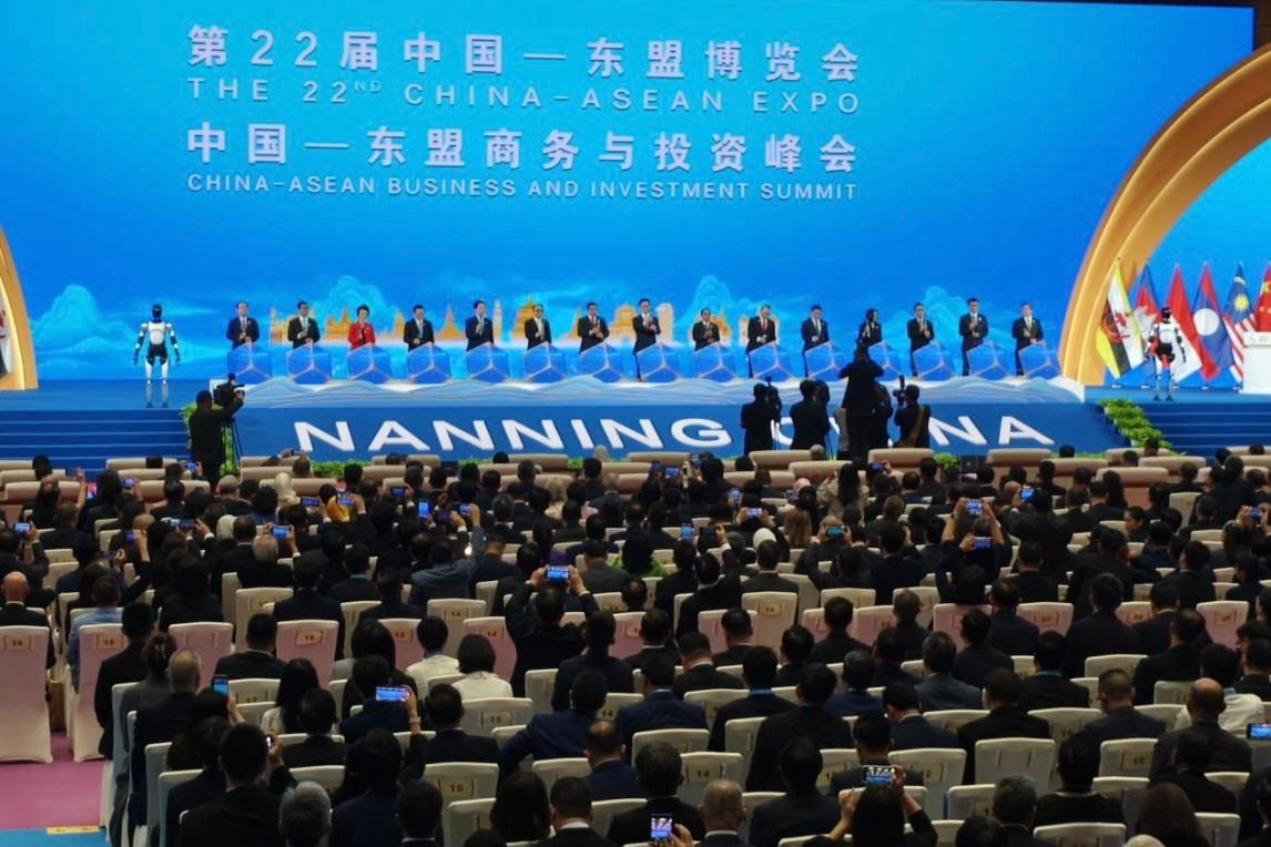 XKTY星空机器人闪耀中国-东盟博览会，以具身智能助力国际盛会